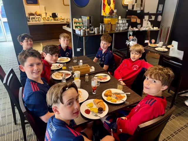 U12 Boys team breakfast ahead of Derby Grand Slam 💙❤️🏑